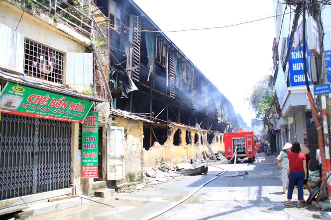 Vụ cháy nhà máy phích nước Rạng đônga rnh hưởng đến sinh hoạt của người dân sống gần khu vực.