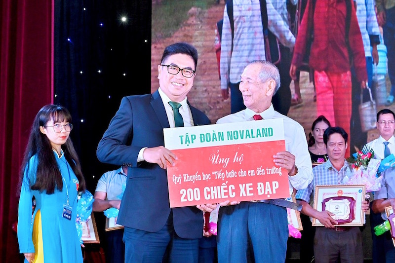 Tập đoàn Novaland đã trao tặng hàng trăm suất học bổng, quà tặng đến học sinh, sinh viên.