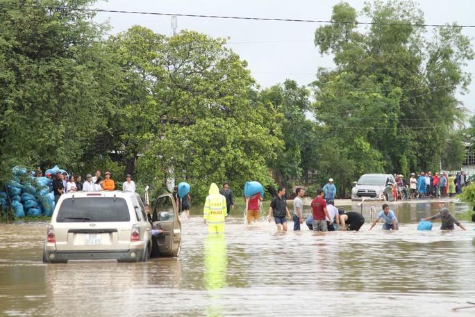 Tuyến Tỉnh lộ 1 từ huyện Ea Súp và Buôn Đôn ra trung tâm tỉnh Đắk Lắk bị ngập nhiều đoạn ( Ảnh: Cao Nguyên )
