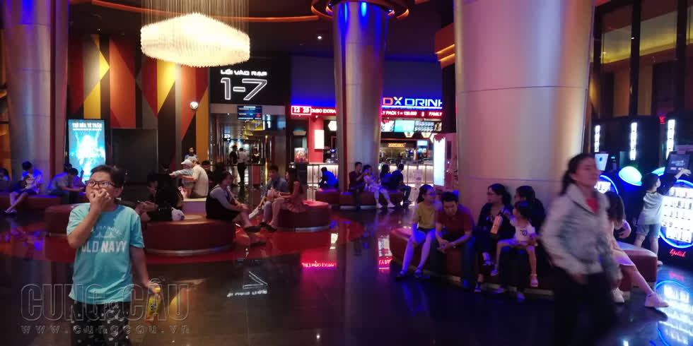 Vì tầng dưới khu mua sắm và ăn uống đã chật chỗ, tại Vincom nhiều người phải lên tầng trên là rạp chiếu phim để ngồi nghỉ ngơi.