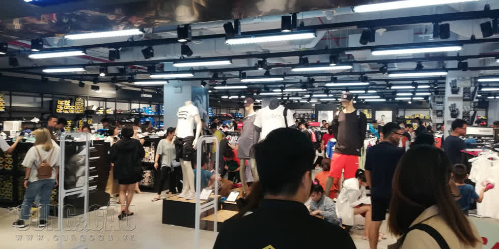 Khu giày và quần áo tại Vincom (quận Gò Vấp) đang giảm giá một số mặt hàng nên thu hút được lượng lớn người dân đến xem và thử sản phẩm.