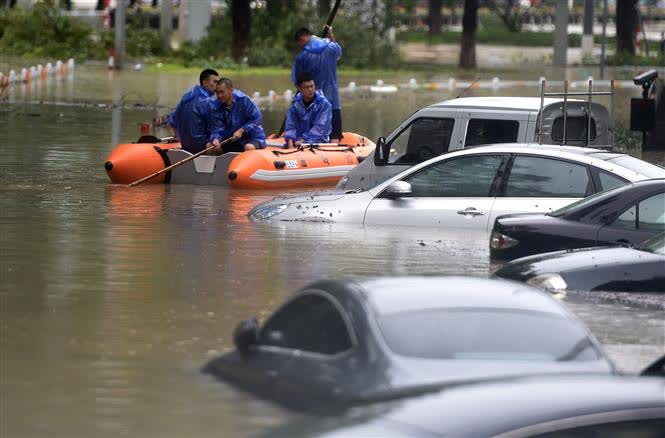 Lực lượng cứu hộ được triển khai tại khu vực mưa lớn gây ngập lụt do ảnh hưởng của bão Lekima tại thành phố Ôn Lĩnh, tỉnh Chiết Giang ngày 10/8/2019. Ảnh: THX/TTXVN