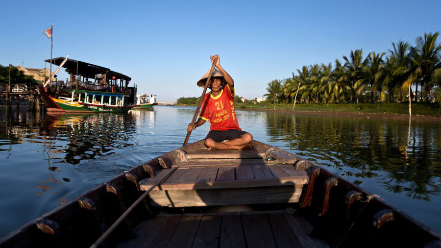 Từ đền chùa cho tới chợ nổi, Việt Nam là một trong những điểm đến yêu thích nhất của các nhiếp ảnh gia đam mê cùng đất Châu Á huyền bí. Điểm dừng chân yêu thích đầu tiên của CNN lần này chính là con sông Thu Bồn ở Hội An.