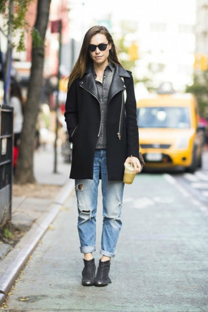Để có phong thái thời thượng và chút “phủi”, bạn nên xắn gấu quần jeans rách ống suông nhằm khoe đôi boot cổ ngắn như cô gái này.