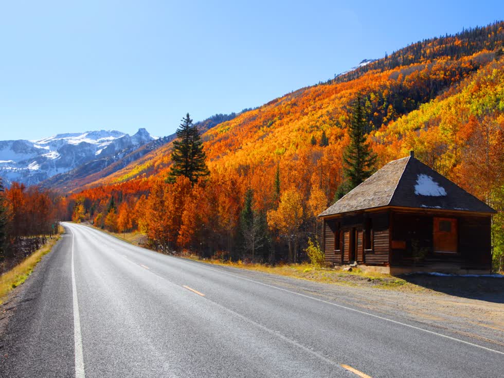 Đường cao tốc Million Dollar Tuyến đường 550 của Hoa Kỳ, Colorado. Một trong những thắng cảnh đẹp nhất xứ cờ hoa. Mùa thu của Colorado đẹp ngoài sức tưởng tượng. Khi mùa thu tới, những cây dương lá rung dọc theo lộ trình chuyển sang màu vàng, màu cam pha tông đỏ rực lửa. 