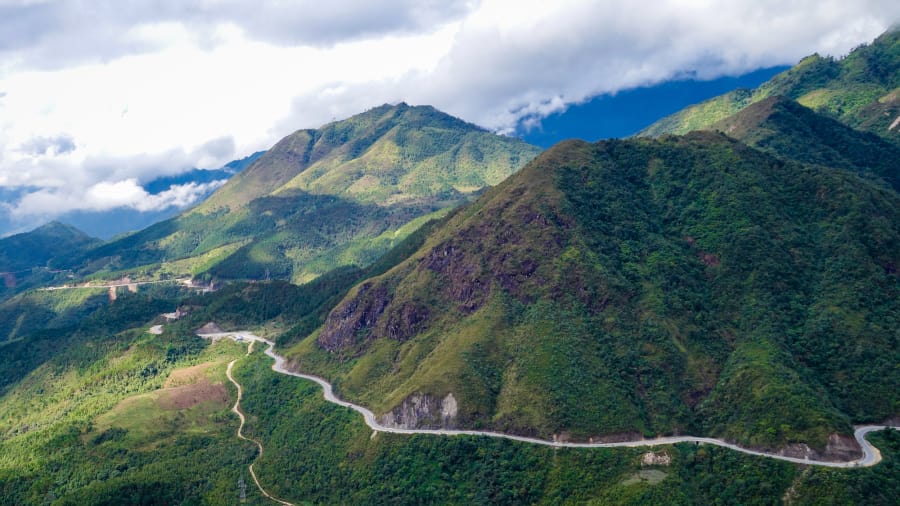 Nối 2 tỉnh Lai Châu và Sapa, Quốc lộ 4D được biết đến là con đường khét tiếng trong số các cung đường “phượt” trên toàn thế giới. Sương mù thường xuyên cùng những vách đá dốc đứng là một trong những điều thu hút du khách đến với cung đường này để trải nghiệm “Cửa ngỏ của Trời”. Đây đồng thời còn là con đường cao nhất Việt Nam.