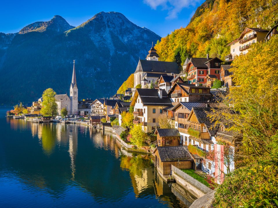 Từ hồ Hallstätter See, du khách có thể chiêm ngưỡng toàn cảnh dãy Alps của Áo. Sắc lá mùa thu hòa quyện vào làn nước trong xanh của hồ tạo nên một vẻ đẹp không sao tả xiết.