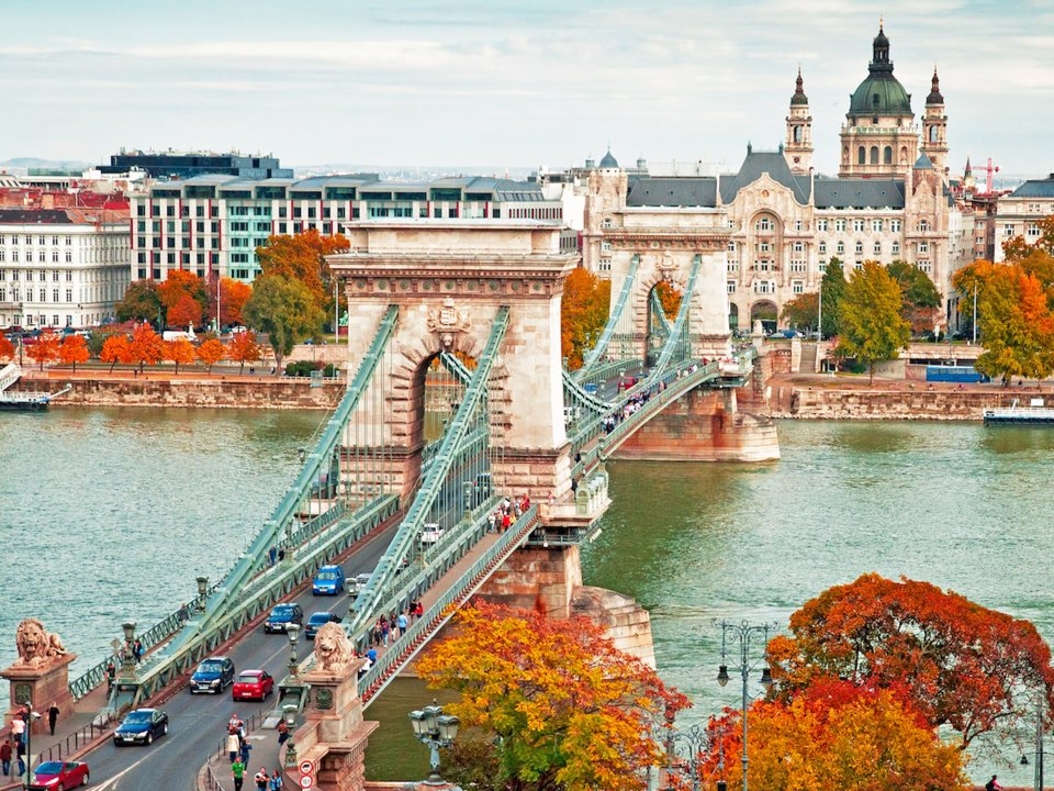 Mùa thu là mùa tuyệt vời nhất để đến thăm thú thành phố Budapest xinh đẹp. Vào cuối tháng 10, thành phố được mệnh danh là “Viên ngọc của Danube” này càng trở nên rực rỡ hơn với màu sắc sống động của những tán lá cây.