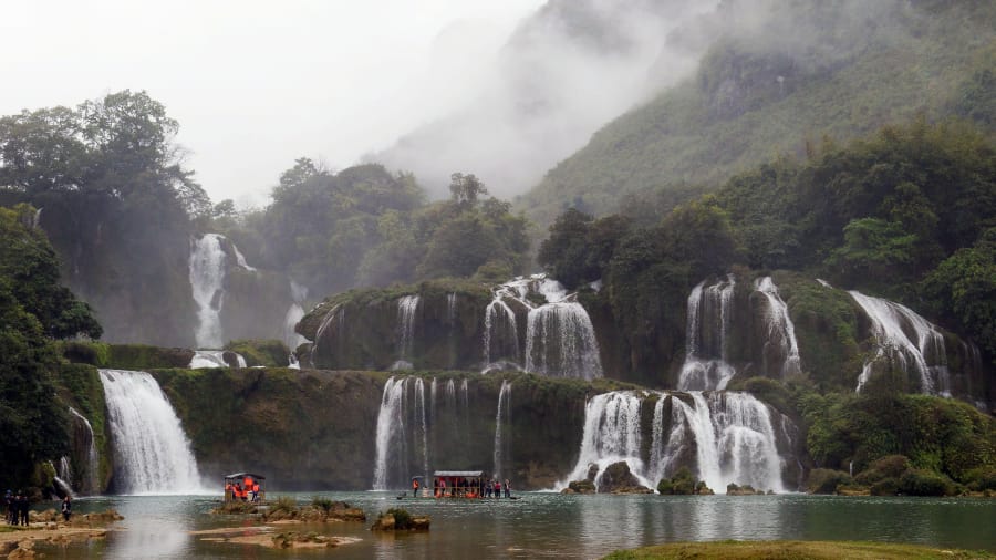 Trải dài theo biên giới của Trung Quốc và Việt Nam, thác Bản Giốc nằm dọc theo sông Quây Sơn, cách Hà Nội 271km về hướng Bắc. Thác nước hùng vĩ này chảy từ độ cao khoảng 30m, ở đoạn rộng nhất có thể đạt tới hơn 300m. Du khách chủ yếu tham quan thắng cảnh hùng vĩ này bằng bè tre đơn sơ.