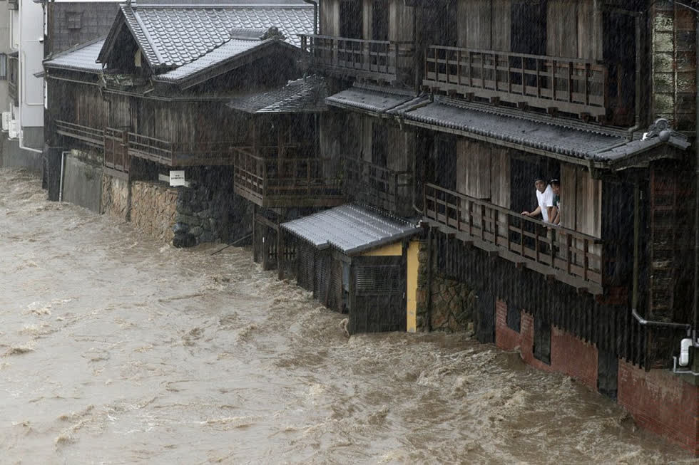 Người dân Nhật Bản “nín thở” chờ bão Hagibis đổ bộ