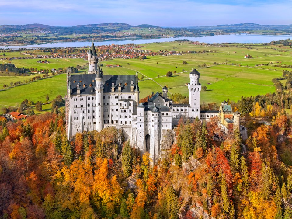   Lâu đài Neuschwanstein truyền cảm hứng cho Lâu đài Cinderella của Disney này thậm chí còn đẹp huyền ảo hơn khi màu sắc mùa thu phủ trùm lên nó. Lâu đài này từng là nơi ở ẩn cư của vua Ludwig II, và hiện nay là một trong những cung điện được tham quan nhiều nhất trên thế giới.  