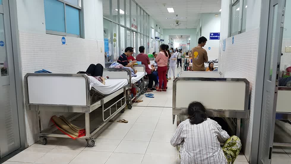 Tại bệnh viện quận Tân Phú, bệnh nhân sốt xuất huyết quá tải phải nằm ngoài hành lang - Ảnh: Cẩm Viên