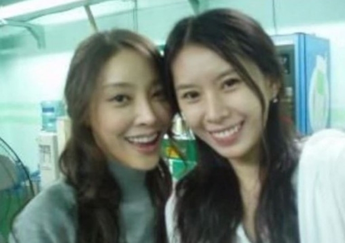 Jang Ja Yun (trái) và Yoon Ji Oh nhiều năm về trước. 