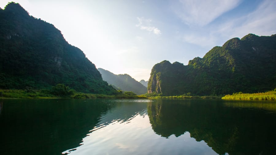 Tràng An là một phần của khu du lịch sinh thái khổng lồ ở Ninh Bình, Việt Nam, đồng thời cũng là một mê cung các dòng sông và hang động xinh đẹp. Vào thời cổ đại, khu vực này từng là vùng đất đi săn, và bây giờ là quê hương của những ngôi làng nhỏ, những ruộng lúa đẹp, đền thờ và những con đường mòn đi bộ.