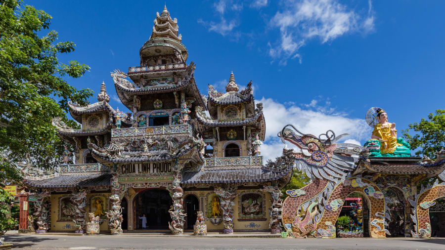 Hoàn thành vào năm 1952, ngay bên ngoài thành phố Đà Lạt, chùa Linh Phước đứng cao 118 feet - là tháp chuông cao nhất của Việt Nam. Đáng chú ý hơn nữa là những bức tranh khảm phức tạp dọc theo mặt tiền và các hành lang. Xung quanh sân đền, cũng có một tác phẩm điêu khắc khổng lồ bằng thủy tinh, được làm từ hàng ngàn chai vỡ.