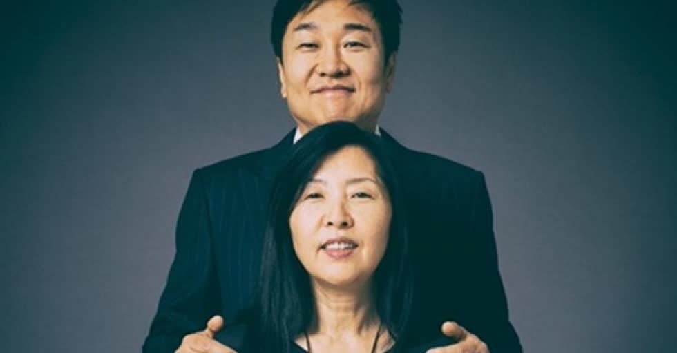 Vợ chồng Do Won Chang và Jin Sook. (Nguồn: Forbes).