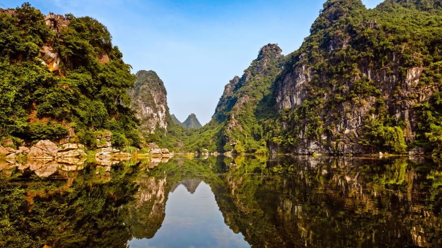 Là một phần trong Khu quần thể danh thắng Tràng An, sông Ngô Đồng là một trong những thắng cảnh thanh bình nhất Việt Nam. Mất khoảng hai giờ đồng hồ, du khách sẽ trải nghiệm trên chiếc thuyền buồm của cư dân địa phương, đi dọc theo sông để đến với hệ thống hang động Tam Cốc và cảnh quan núi đá vôi đáng kinh ngạc.