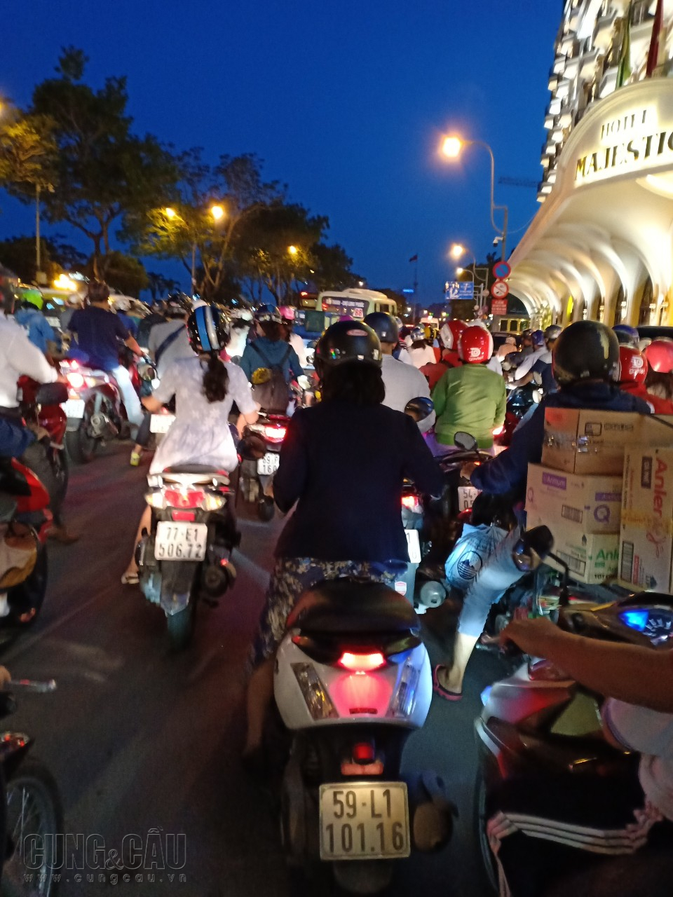 Bắt đầu từ chiều, nhiều tiếng còi inh ỏi kéo theo các dòng xe máy ùn ùn nối đuôi nhau hô hào Việt Nam vô địch, khiến cho đông đảo người đi làm về hào hứng với trận bóng lịch sử này.