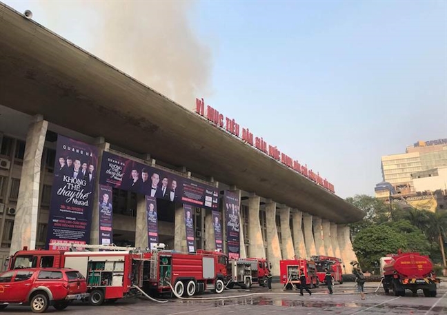 Sân khấu bị cháy, ca sĩ Quang Hà shock đến mức nhập viện cấp cứu