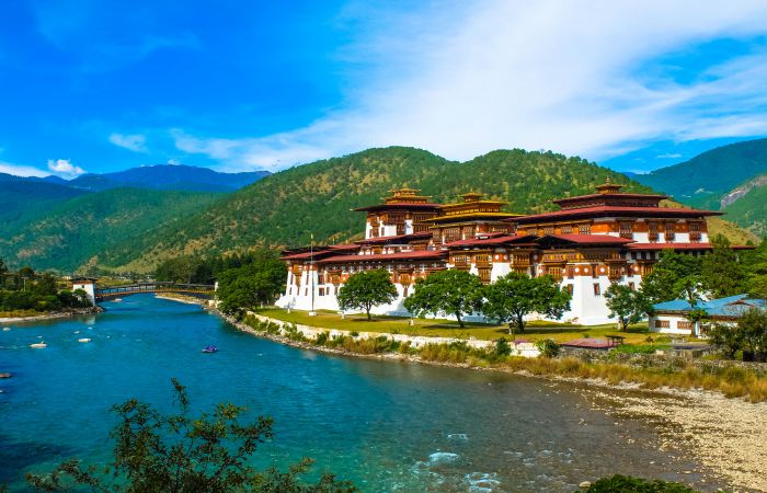   Đây được đánh giá là một pháo đài đẹp nhất của Bhutan. Nó nằm ngay giữa hai con sông nổi tiếng chính là Pho Chu và Mo Chu. Và được xây dựng từ những năm thế kỷ 17 được xem là cung điện hoàng gia Bhutan cho đến những năm giữa thế kỷ 20. Ban đầu nó có tên gọi với nghĩa là Lâu đài hạnh phúc. Ngày nay đây là địa điểm thường xuyên mở cửa dành cho các du khách tham quan.  