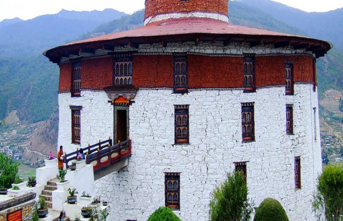   Bảo tàng quốc gia Bhutan tọa lạc trên ngọi đồi ở phía trên tu viện Paro Dzong. Nó là một điểm đến thú vị ở Bhutan và nó vốn là một tháp canh cổ đã được cải tạo. Và vị vua thứ 3 của Bhutan chính là Jigme Dorji Wangchuck đã cho trùng tu và thêm vào đó các cơ sở hạ tầng để làm nơi trưng bày các tác phẩm nghệ thuật, các bức tranh có giá trị, và các mẫu vật.  