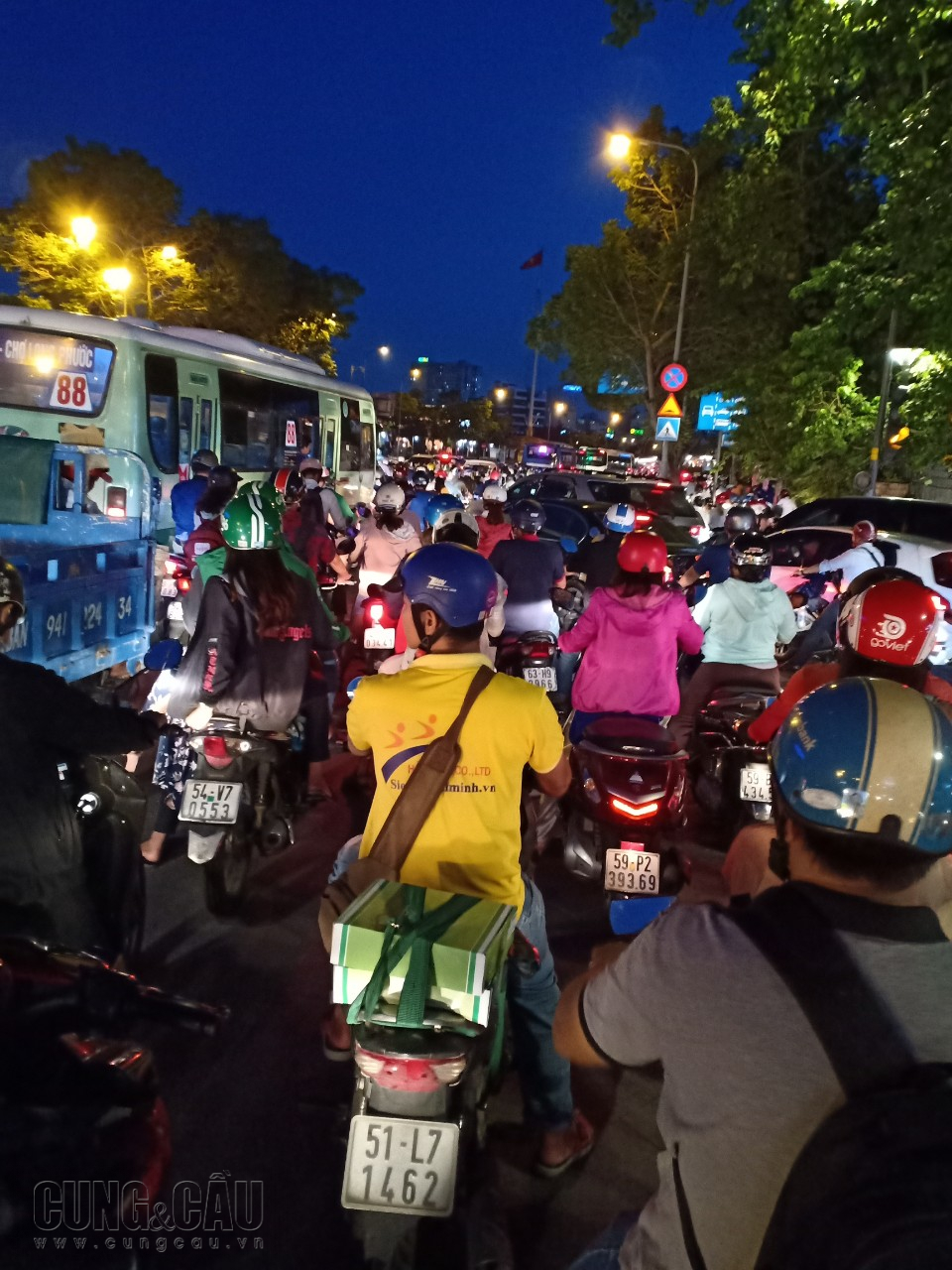 Từ 18h là giờ tan ca, nhiều người tranh thủ về nhà hoặc ra hàng quán để cùng đón xem trận bóng đá đầy kịch tính giữa đội tuyển Việt Nam chinh chiến với đội Thái Lan.