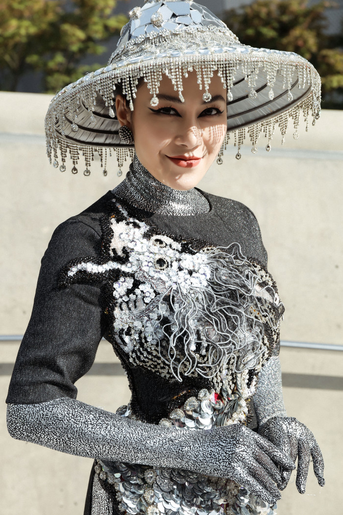 Hoa hậu Áo dài Tuyết Nga cũng là một trong những nhân tố gây chú ý khi “thả dáng” trong mẫu áo dài đậm chất dân tộc. Không chọn cho mình nét nền nã thường thấy, trong lần này, Tuyết Nga lựa chọn hình ảnh cá tính, thời trang.