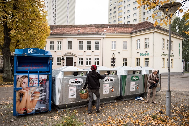   Người Thụy Sĩ tự hào là một trong những quốc gia giỏi tái chế nhất thế giới. Tuy nhiên, nếu đem rác thải cần tái chế bỏ vào các thùng công cộng trong ngày chủ nhật, bạn sẽ bị phạt tiền và bị tạm giam vài ngày.   