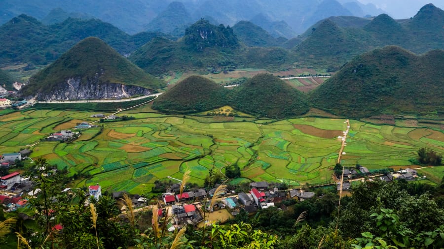 Nằm ở phía Đông Bắc Việt Nam, cao nguyên Đồng Văn nổi tiếng với những đỉnh núi đá vôi và nhiều lèn núi hoang sơ. Nằm bao quanh thành phố Hà Giang xinh đẹp, du khách sẽ có cơ hội trải nghiệm cuộc sống của người dân bản địa, khám phá các loại thực vật cổ đại, những ngọn núi đến 550 triệu năm tuổi...