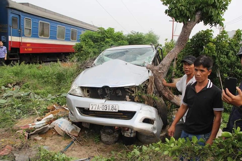 Hiện trường vụ tai nạn, đầu ô tô 7 chỗ bị biến dạng sau cú tông với xe lửa. 