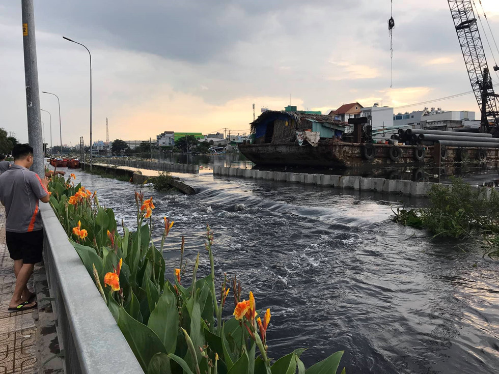   Vỡ bờ kè trên đường Mễ Cốc (quận 8) lại thêm triều cường lên bất ngờ khiến nước tràn vào gây ngập nặng. Ảnh: T.T  