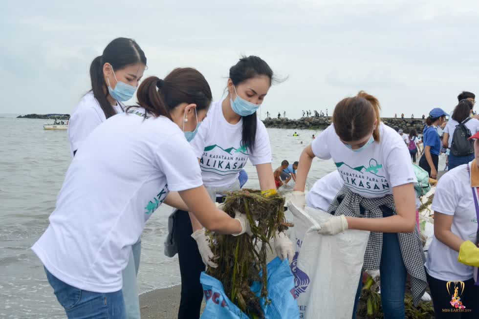 Hoa hậu Phương Khánh hồ hởi, cùng người dân Philippines dọn rác bảo vệ môi trường