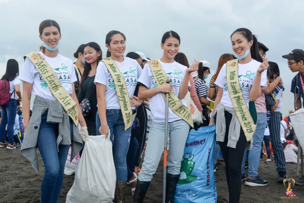 Hoa hậu Phương Khánh hồ hởi, cùng người dân Philippines dọn rác bảo vệ môi trường