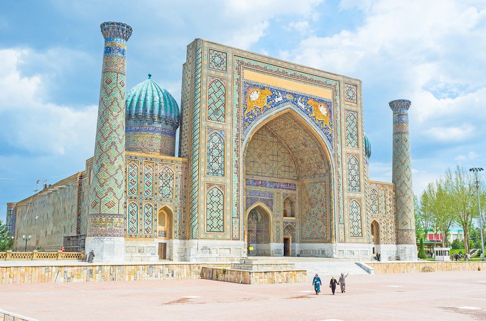   Sher-Dor Madrasah ở Uzbekistan, một trong những quốc gia có thể được tìm thấy dọc theo con đường tơ lụa Trung Á. Ảnh: Getty Images  