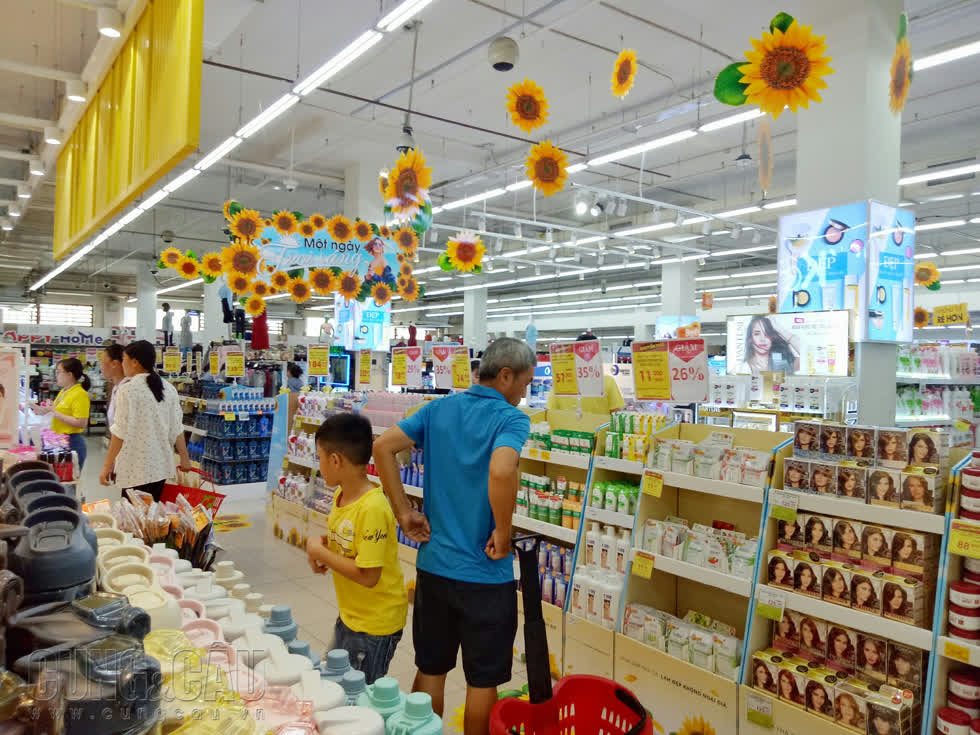 Tại BigC (quận Gò Vấp) cũng đồng loạt giảm giá các sản phẩm cho phái nữ từ 25%-35%.
