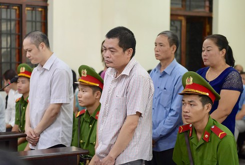 Bị cáo Vũ Trọng Lương (trái) và bị cáo Nguyễn Thanh Hoài (bên cạnh) tại phiên tòa.