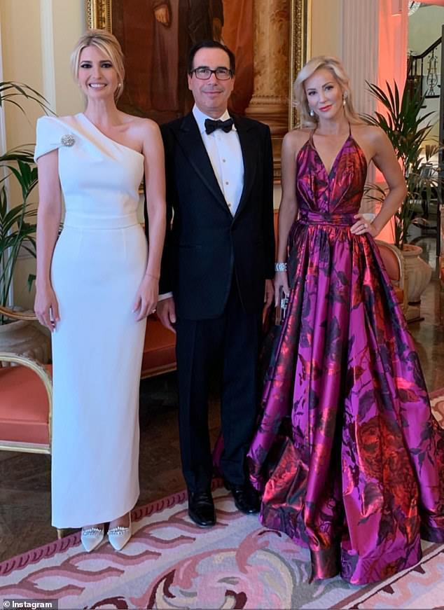   Trong chuyến thăm nước Anh, Melania Trump và Ivanka Trump được khen ngợi phong cách thời trang thanh lịch, đẳng cấp.  