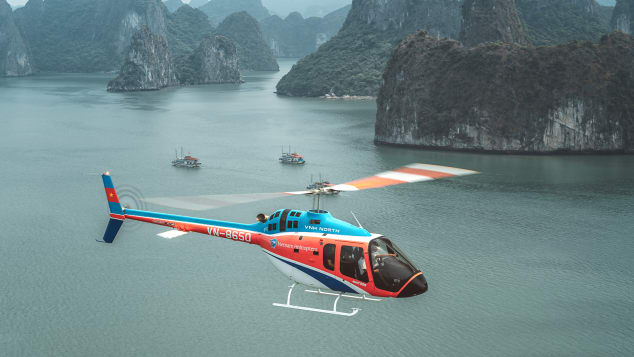  Việt Nam triển khai các chuyến bay tham quan bằng trực thăng đầu tiên trên vịnh Hạ Long.  