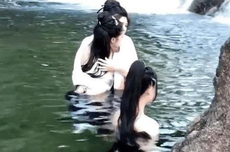3 diễn viên nữ ngâm mình trong nước ở nhiệt độ thấp và gió mạnh, nhưng không hề nhận được sự hỗ trợ từ đội ngũ hậu cần