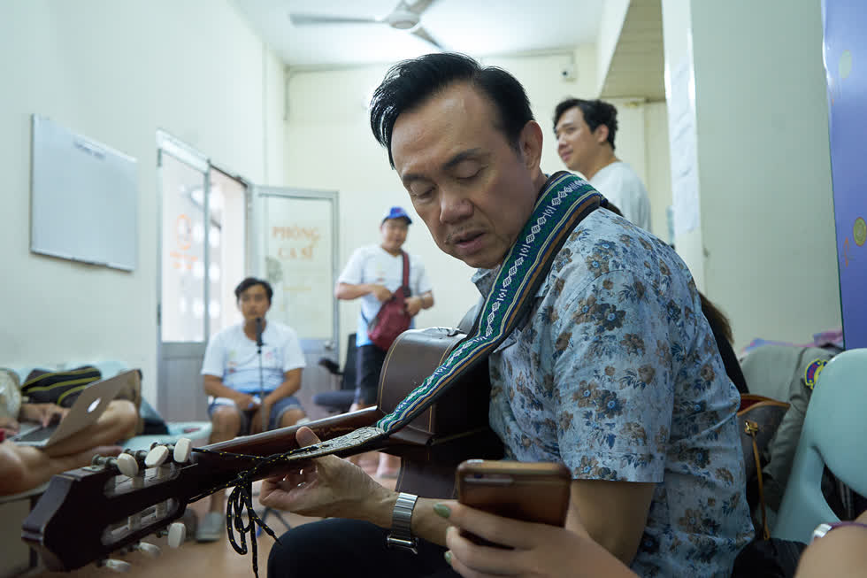 Từng là trưởng một ban nhạc thời trẻ, Chí Tài ngoài có giọng hát rất ấm còn có khả năng chơi guitar điêu luyện. Trong liveshow này, một Chí Tài của âm nhạc của 20 năm trước sẽ được tái hiện.