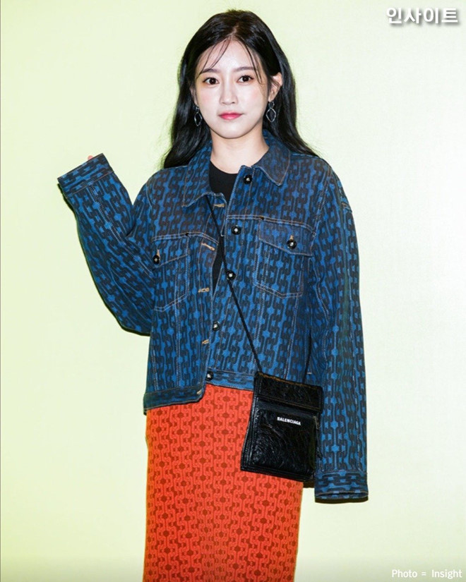   Tại thảm đỏ của Seoul Fashion Week, thành viên Soyeon của T-ara được đánh giá là có cách phối màu kém sang. Mẫu áo khoác xanh dương mix cùng với chân váy cảm khiến tổng thể của bộ trang phục không hài hòa. Phụ kiện đi kèm của cô là chiếc túi từ nhà tạo mốt Balenciaga.  