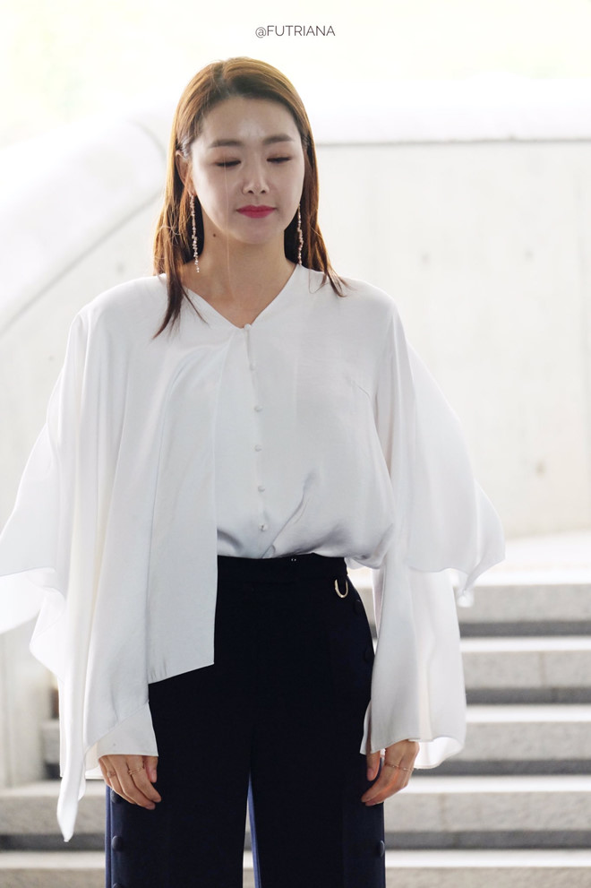   Diễn viên So Yi Hyun mất điểm với mẫu áo có hoạ tiết rườm rà. Thiết kế áo rộng phối cùng quần ống suông làm vóc dáng của 8X trông mũm mĩm hơn. Gương mặt tròn bất thường khiến cô đứng trước nghi vấn tăng cân.  