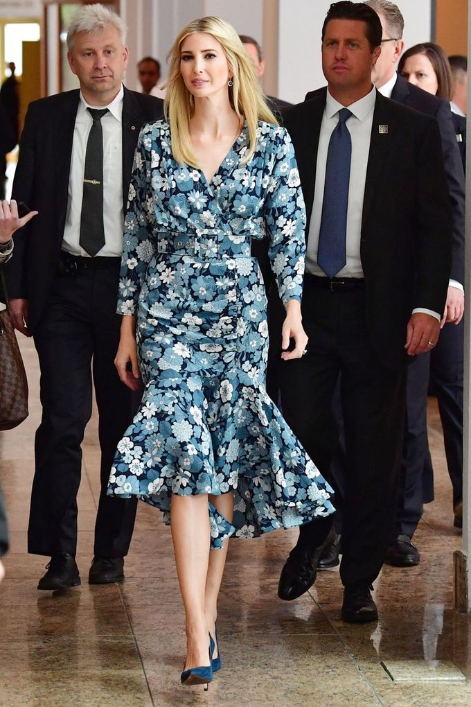   Tại Hội nghị thượng đỉnh của phụ nữ các nước trong nhóm G20 diễn ra tại Berlin hồi năm ngoái, bà mẹ ba con thể hiện gu thời trang nữ tính trong mẫu đầm trumpet xanh da trời của Michael Kors.  