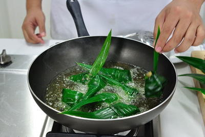 Cách làm thịt gà cuộn lá dứa thơm ngon kiểu Thái