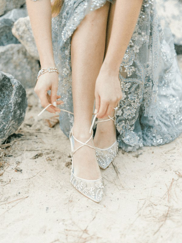   Với mẫu giày đế bệt, bạn có thể thỏa sức di chuyển mà không lo đau chân, phồng rộp chân trong suốt tiệc cưới.  