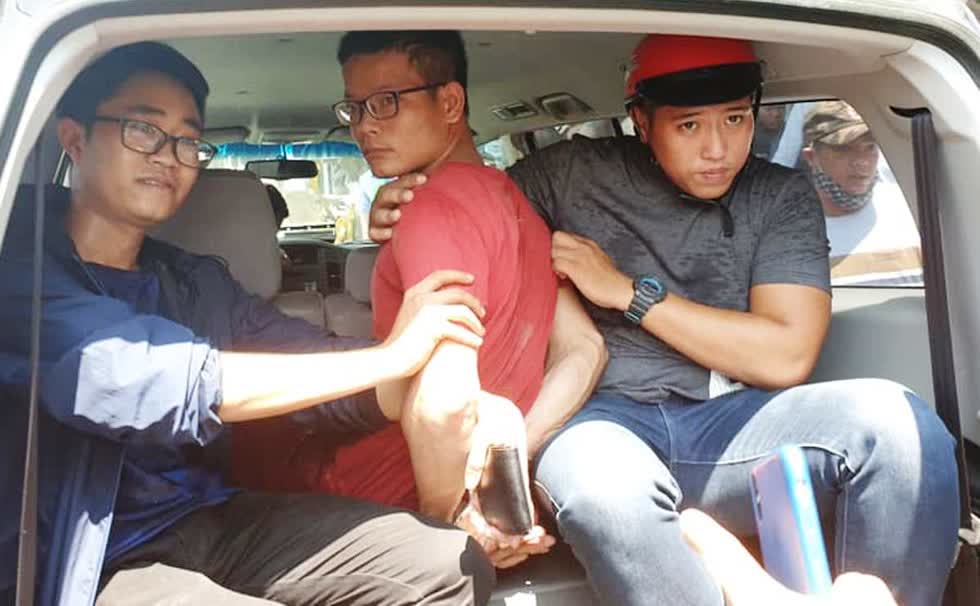 Đối tượng Nguyễn Văn Lực (áo đỏ) bị cơ quan công an bắt giữ.