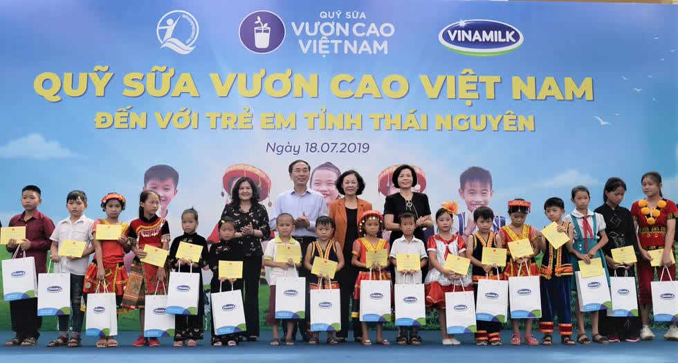 Trong suốt chặng đường 12 năm, Quỹ sữa Vươn Cao Việt Nam và Vinamilk đã trao tặng hơn 35 triệu ly sữa với tổng giá trị 150 tỷ đồng cho gần441.000 trẻ em khó khăn trên khắp Việt Nam.