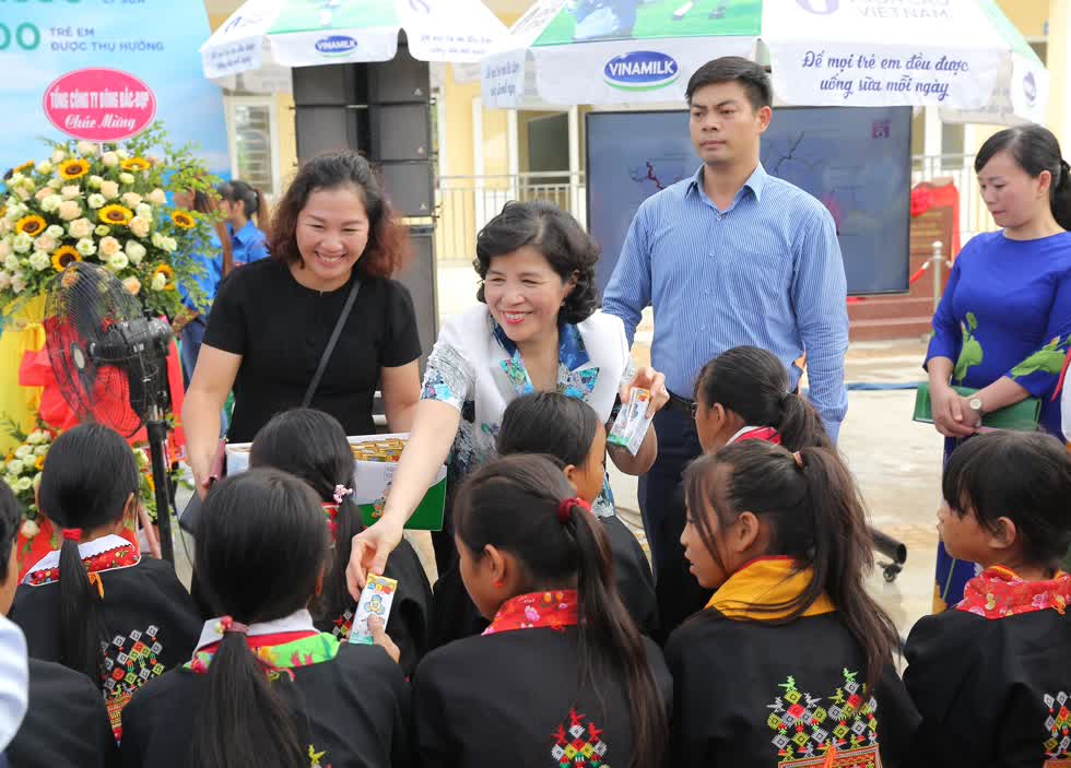Bà Mai Kiều Liên - Thành viên Hội đồng Quản trị, Tổng Giám đốc Công ty Vinamilk trao tận tay các hộp sữa thơm ngon bổ dưỡng cho các em học sinh nghèo tại chương trình Quỹ sữa Vươn Cao Việt Nam ở Quảng Ninh.