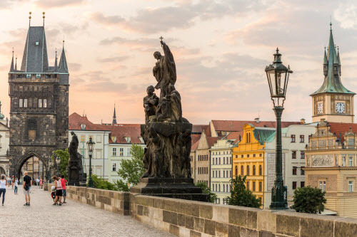 Thành phố Prague ở CH Czech có nhiều địa danh lãng mạn để các cặp đôi mới cưới khám phá như khung cảnh hoàng hôn trên cầu Charles, lâu đài Prague và những vườn qua hồng trên đỉnh đồi Petrin.