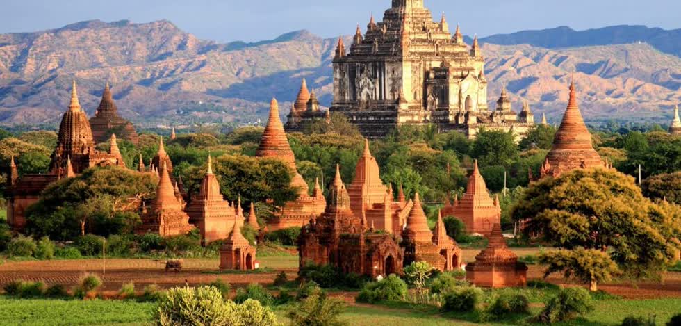   So với mọi thứ khác ở Campuchia, loại vé tham quan quần thể Angkor Wat trong 7 ngày có giá 72USD đã bị coi là đắt đỏ. Tuy nhiên, với một tuần thoải mái khám phá quy mô không gian, kiến trúc, lịch sử và văn hóa ở ngôi đền được UNESCO xếp vào hàng di sản thế giới, đây là mức giá thật sự rẻ. Ngoài Angkor Wat cổ kính, hai bạn cũng có thể ghé thăm đền Ta Prohm với những di tích ấn tượng không kém. Bạn cũng không cần e dè với khoản chi tiêu, ăn uống ở Campuchia. Giá cả và mọi thứ rất rẻ bởi một bữa ăn đủ ngon ở đây cũng chẳng cần tốn quá 2USD.  